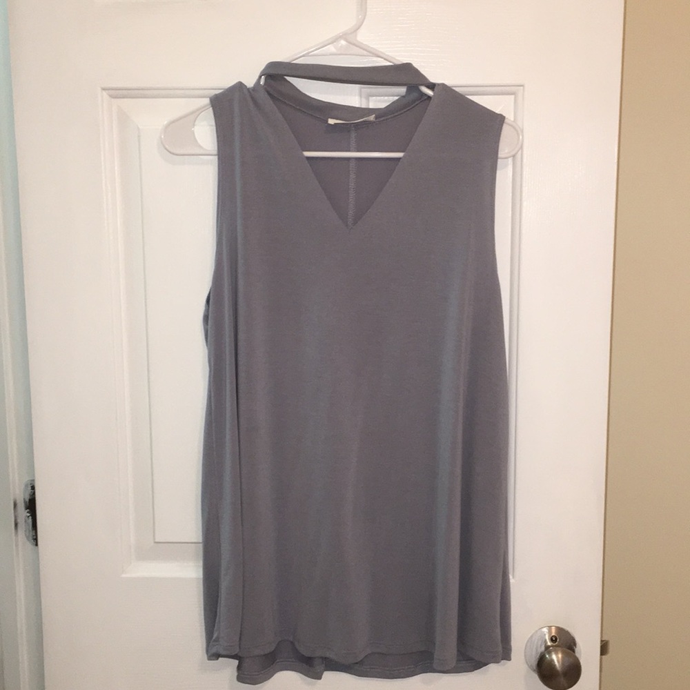Sleeveless triangle cut blouse